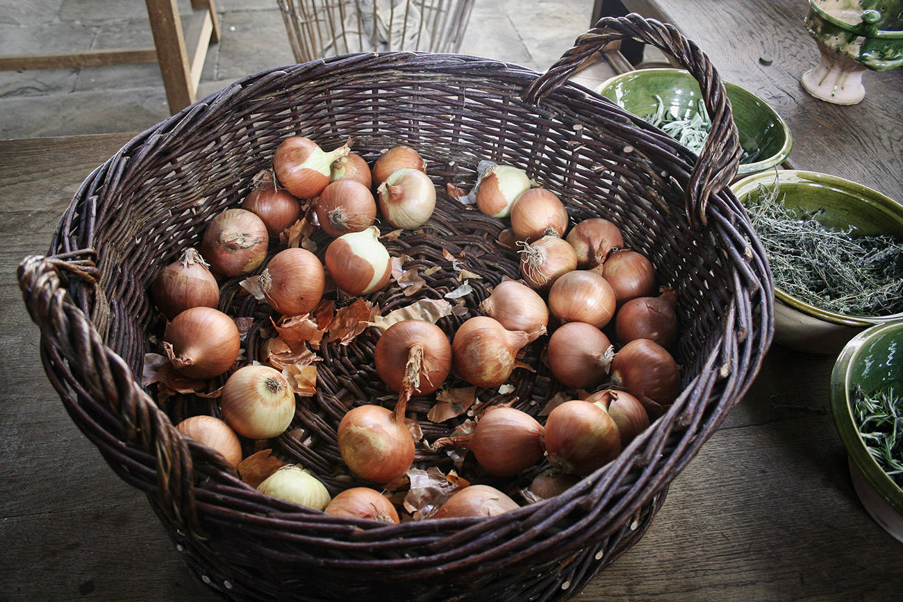 onions in baskets